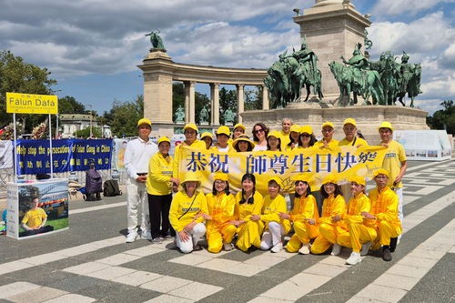 Image for article Praticantes húngaros celebram o Dia Mundial do Falun Dafa na Praça dos Heróis