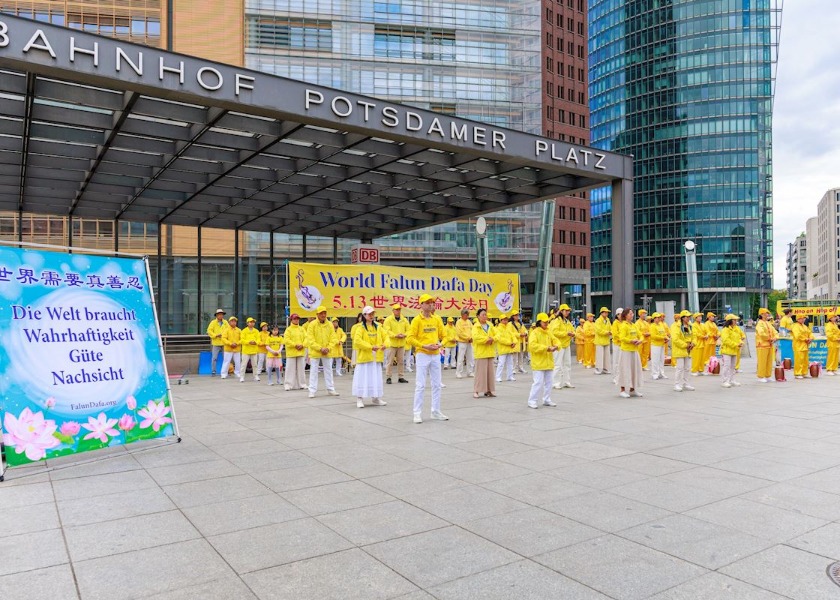 Image for article Estudantes chineses aprendem sobre o Falun Gong durante a celebração do Dia Mundial do Falun Dafa em Berlim