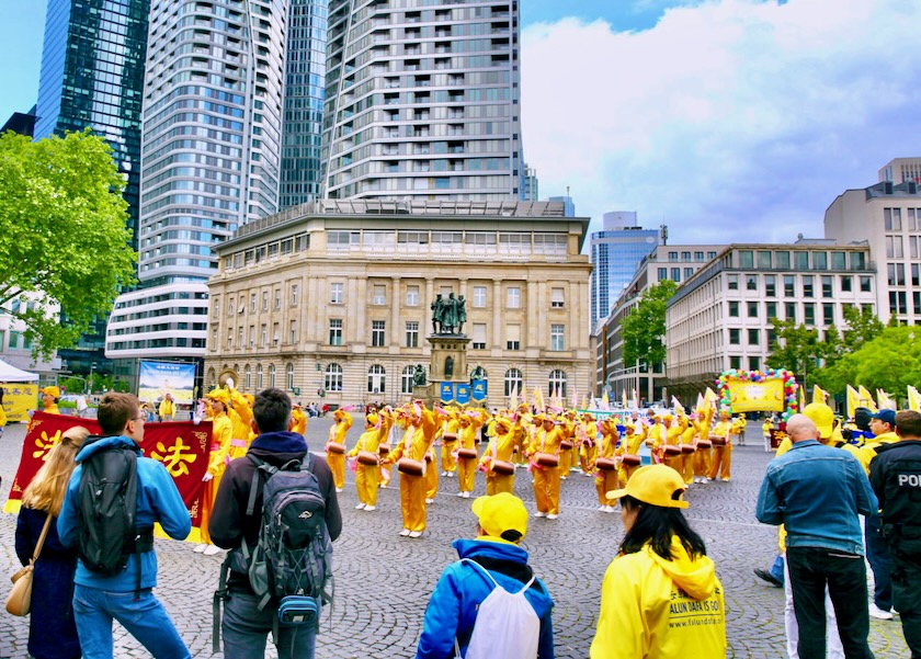 Image for article Alemanha: Celebração do Dia Mundial do Falun Dafa em Frankfurt atrai a atenção do público