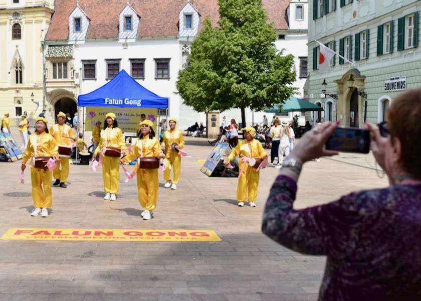 Image for article Eslováquia: Celebração do Dia Mundial do Falun Dafa em Bratislava