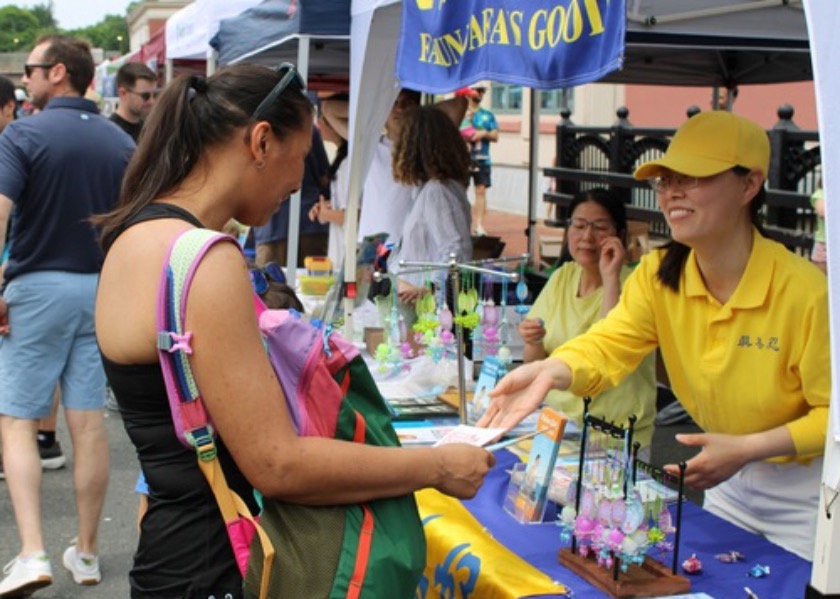 Image for article Massachusetts, EUA: Apresentando o Falun Dafa no Dia da Cidade de Winchester
