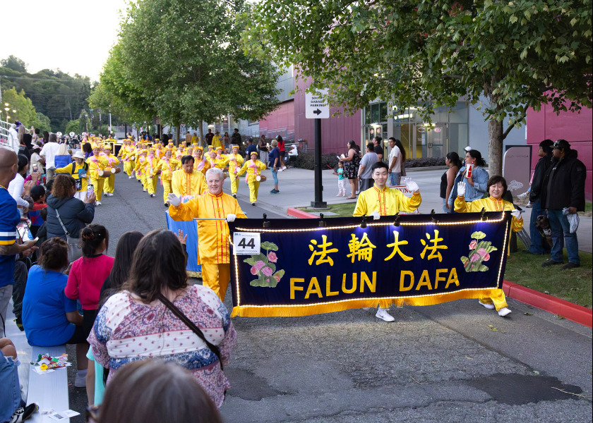 Image for article Praticantes do Falun Dafa participam do desfile da Copa do Mundo da FIFA no estado de Washington