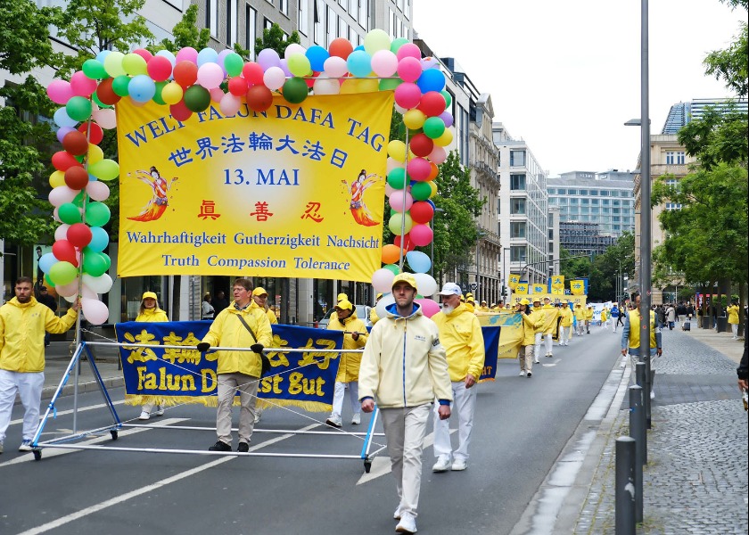 Image for article As pessoas elogiam o Falun Dafa durante a comemoração do Dia Mundial do Falun Dafa em Frankfurt, na Alemanha