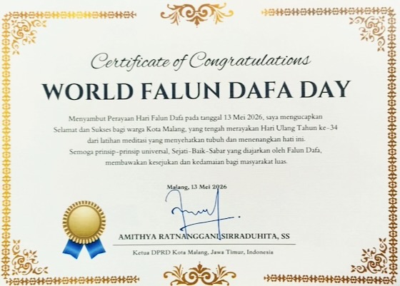 Image for article Autoridades indonésias emitem certificados em homenagem ao Dia Mundial do Falun Dafa