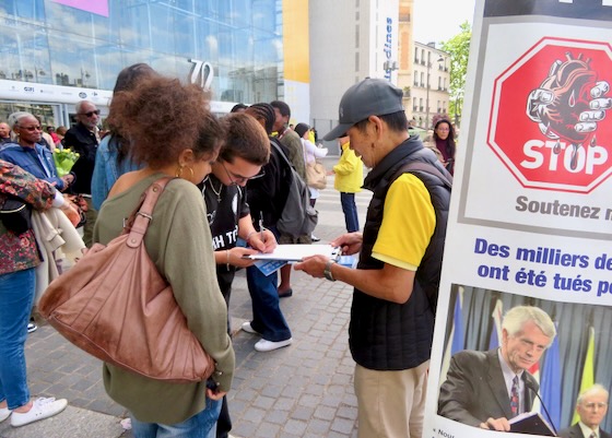 Image for article Pessoas elogiam o Falun Dafa em evento em Paris