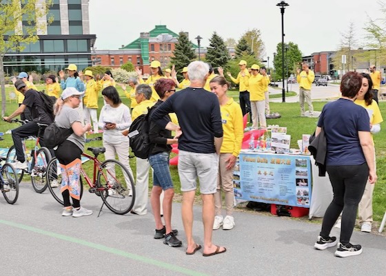 Image for article Celebração do Dia Mundial do Falun Dafa em Quebec atrai transeuntes