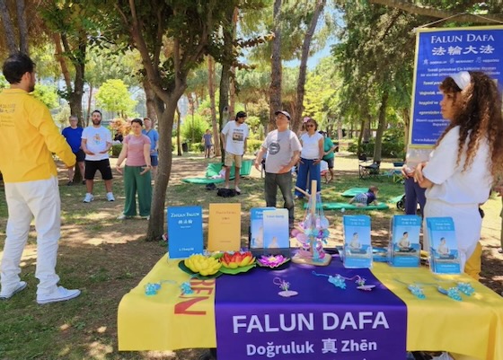 Image for article ​Comunidade turca que participou do Festival do Meio Ambiente experimenta a tranquilidade do Falun Dafa