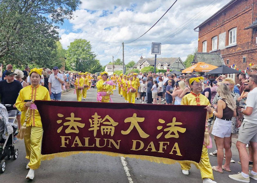Image for article Apresentando o Falun Dafa no Festival da Rosa de Goostrey, no Reino Unido