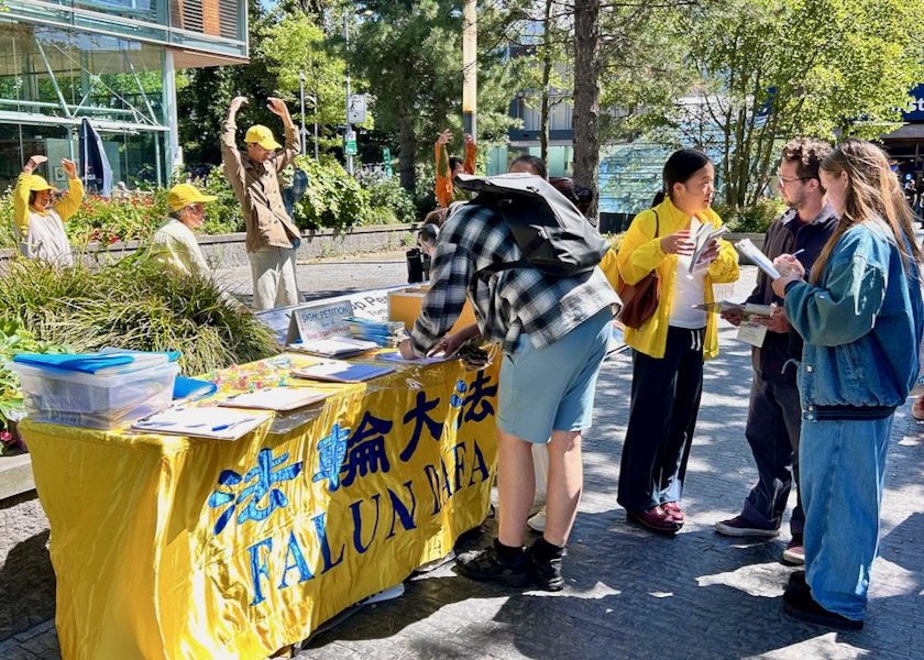 Image for article Público incentiva os praticantes do Falun Dafa durante evento no World Trade Center Amsterdam