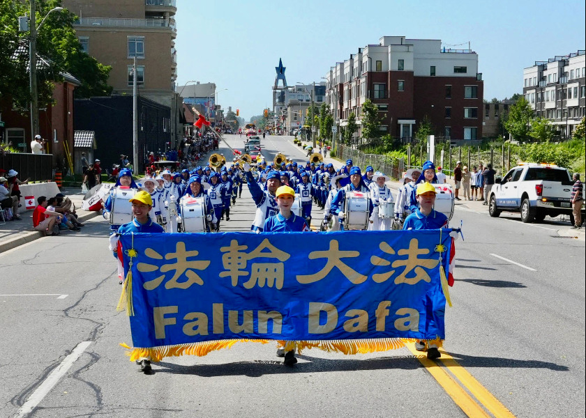 Image for article O Falun Dafa brilha no desfile do Dia do Canadá em Aurora