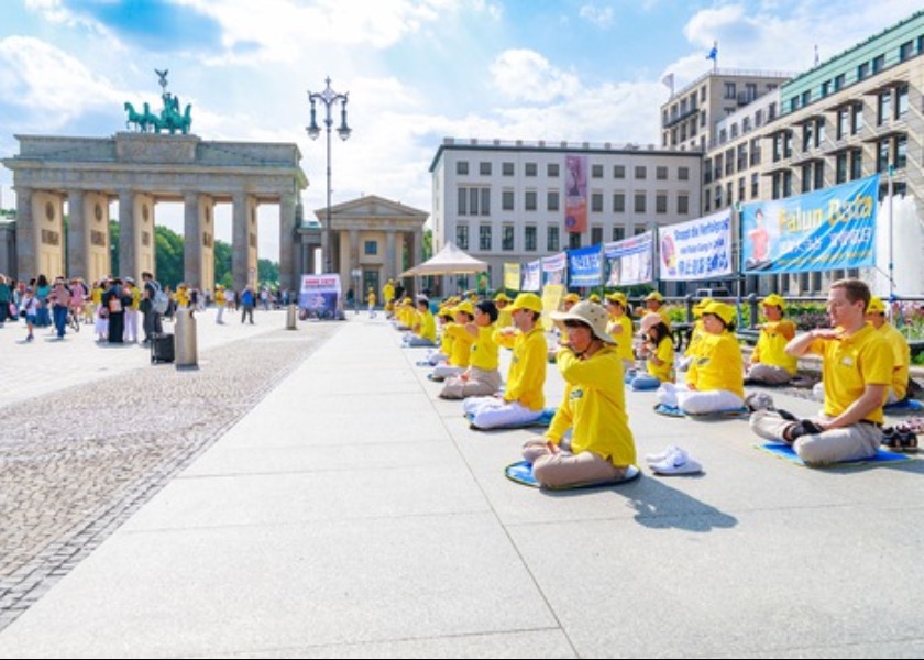 Image for article Berlim, Alemanha: Parlamentares elogiam os esforços dos praticantes do Falun Gong para expor a perseguição