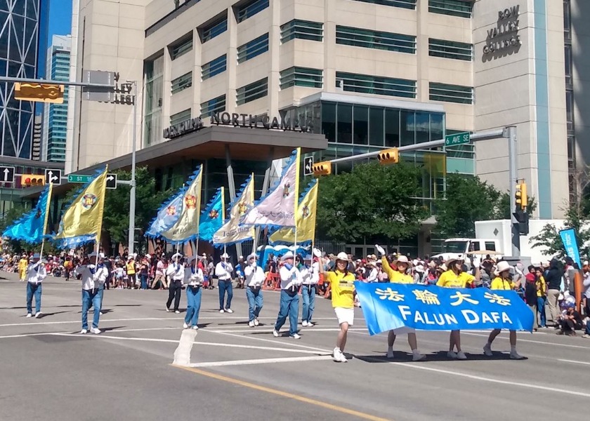 Image for article Público elogia o Falun Dafa no desfile do Calgary Stampede