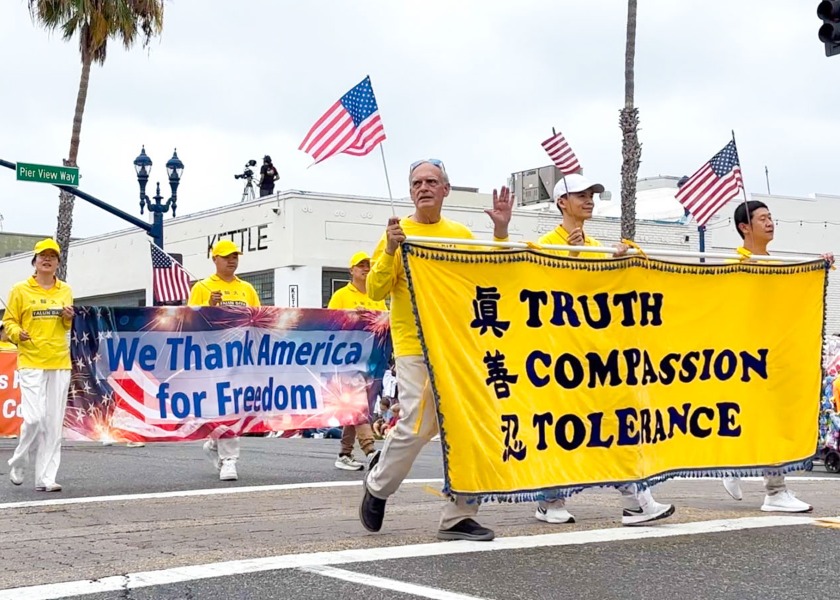 Image for article Califórnia: Os praticantes do Falun Dafa são bem-recebidos no desfile do Dia da Independência em Oceanside