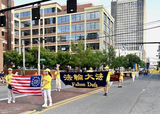 Image for article Os praticantes do Falun Dafa transmitem mensagem da Verdade, Compaixão e Tolerância no desfile do Dia da Independência em Columbus
