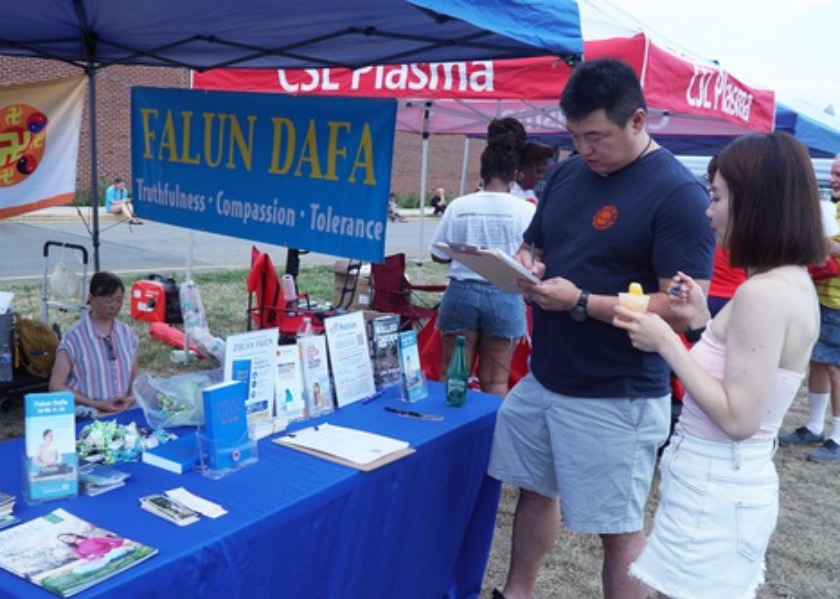 Image for article Pessoas aprendem os exercícios do Falun Dafa na celebração do Dia da Independência de Delaware