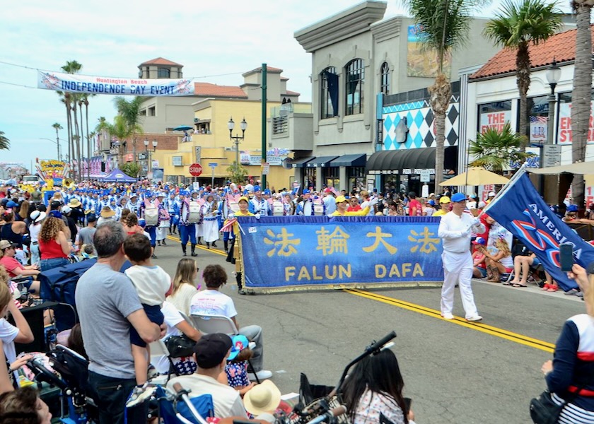 Image for article Huntington Beach, Califórnia: A Banda Marcial Tian Guo participa do desfile de 4 de julho