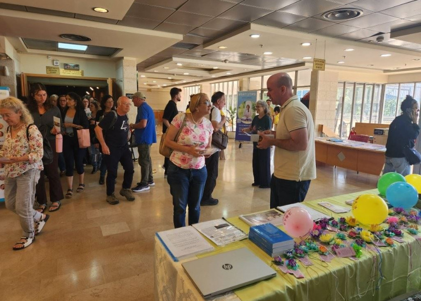 Image for article Israel: Os praticantes do Falun Dafa apresentam a meditação como parte de um estilo de vida saudável em feiras de alimentação saudável