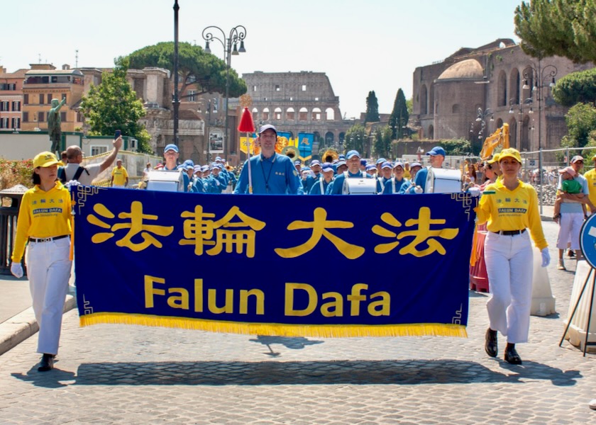 Image for article Itália: Desfile de praticantes recebe aclamação e apoio em Roma