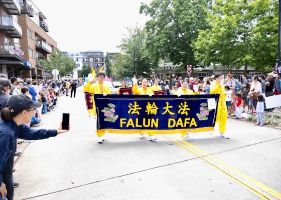 Image for article Kirkland, Washington: Os praticantes do Falun Dafa são aplaudidos por espectadores no desfile do Dia da Independência