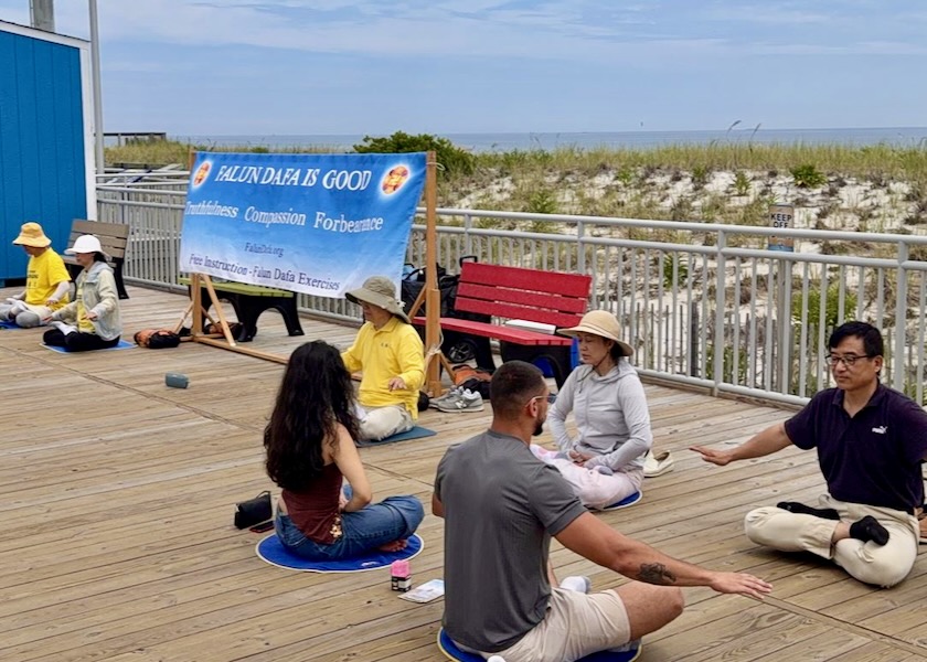 Image for article Nova Jersey: Apresentando o Falun Dafa no calçadão de Seaside Heights