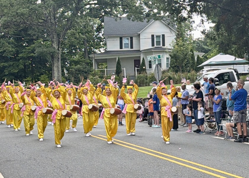 Image for article Nova Jersey: Praticantes do Falun Dafa são calorosamente recebidos no desfile do Festival da Liberdade de Randolph