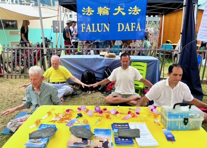 Image for article Pessoas aprendem sobre o Falun Dafa no Festival dos 5 Continentes na Suíça