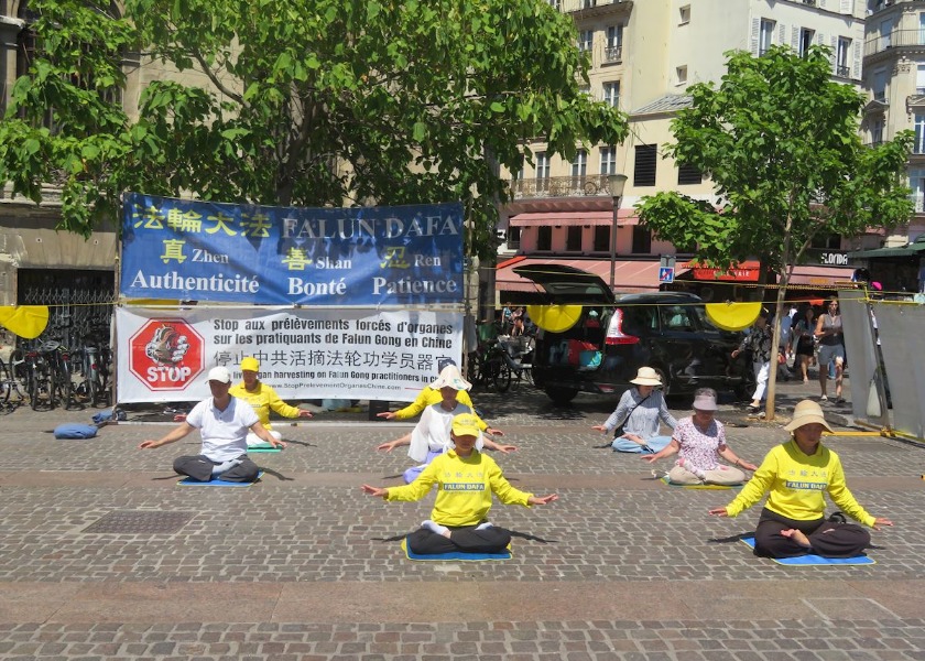 Image for article Pessoas elogiam os princípios orientadores do Falun Dafa durante evento em Paris
