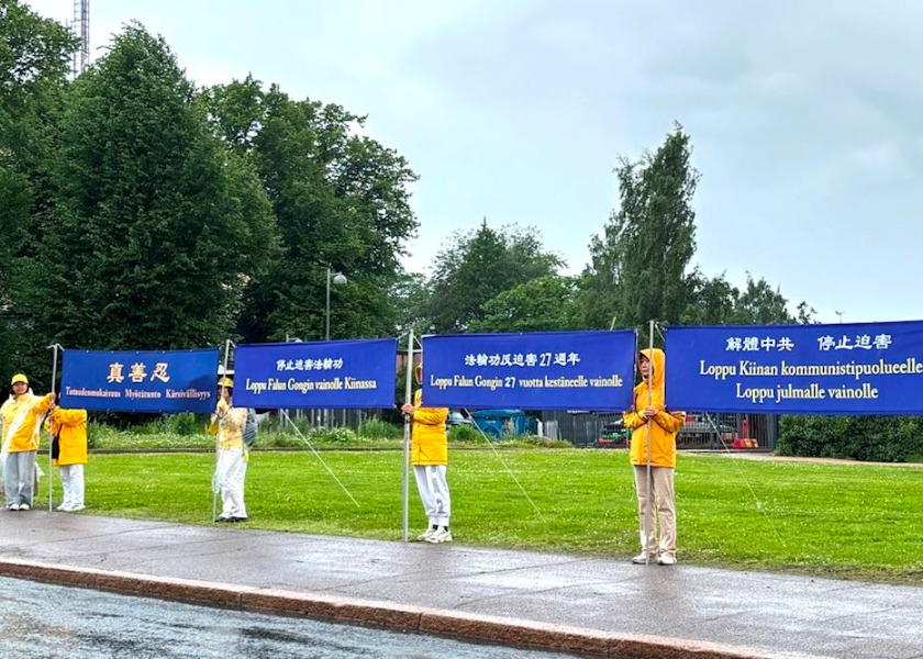 Image for article Praticantes protestam contra a perseguição do regime chinês durante a visita do Ministro das Relações Exteriores à Finlândia e Noruega