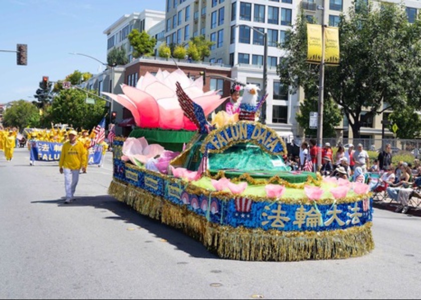 Image for article O Falun Dafa é elogiado no desfile do Dia da Independência em Redwood City