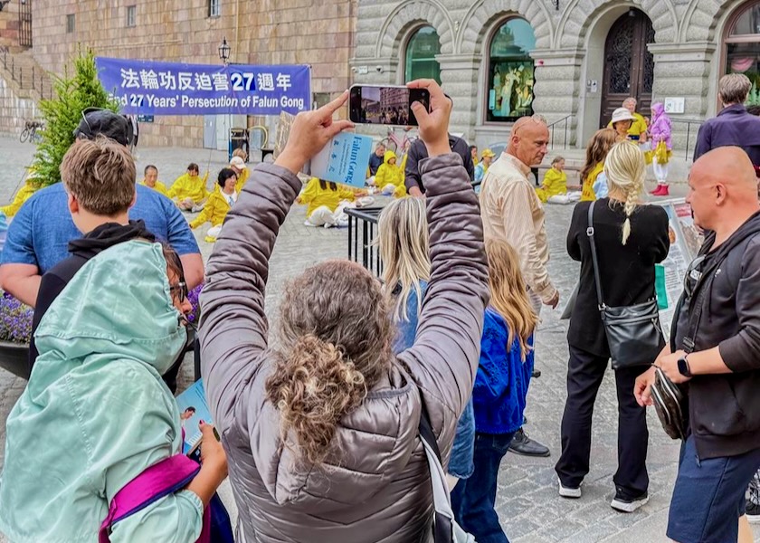 Image for article Estocolmo: Transeuntes apoiam eventos do Falun Gong em protesto contra os 27 anos de perseguição pelo PCC na China