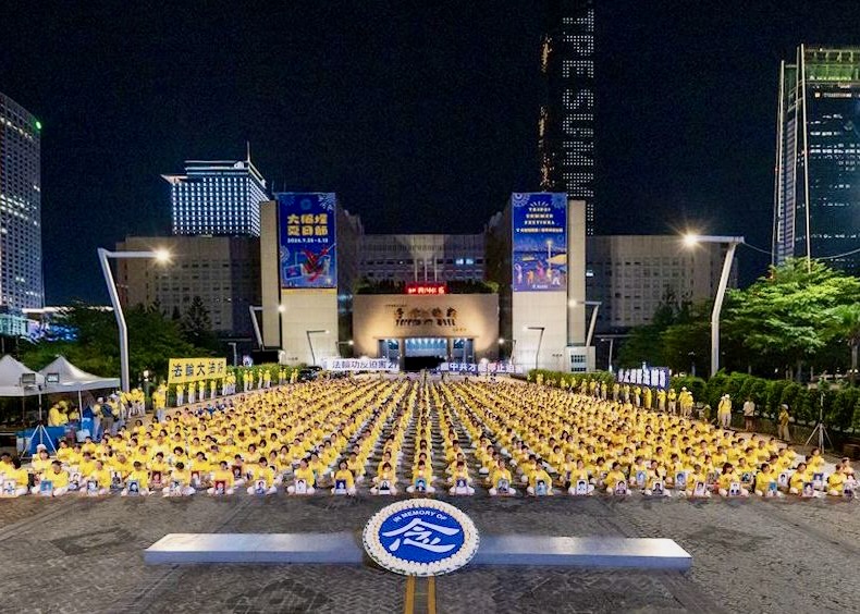 Image for article Taipé, Taiwan: Pessoas de todas as classes sociais dizem não à perseguição do Falun Gong pelo PCC durante vigília à luz de velas
