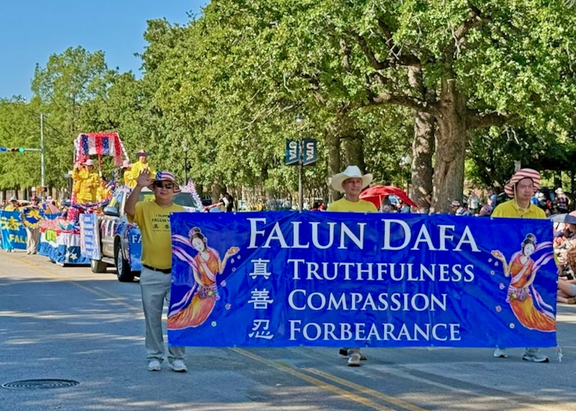 Image for article Texas: Espectadores no Desfile do Dia da Independência em Arlington ficam admirados com a participação do Falun Dafa