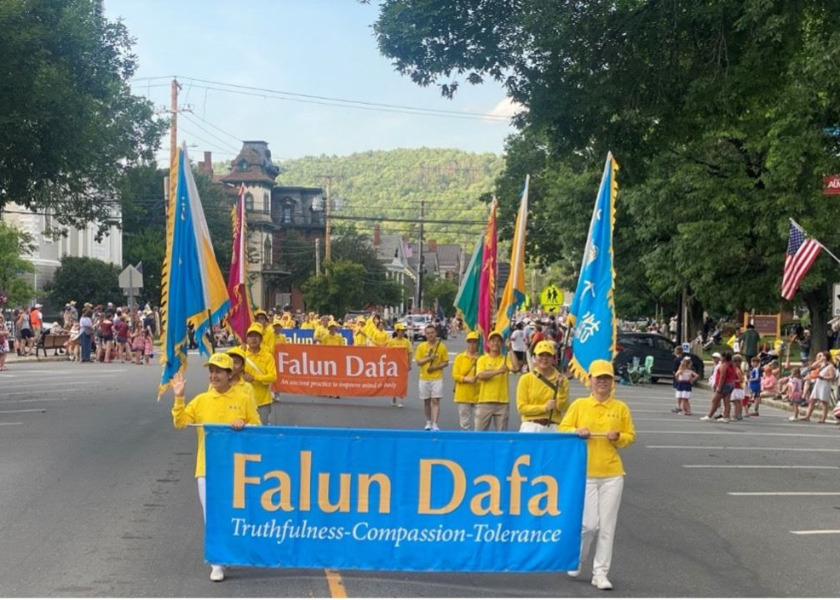 Image for article Os praticantes do Falun Dafa são bem recebidos na celebração do Dia da Independência de Vermont