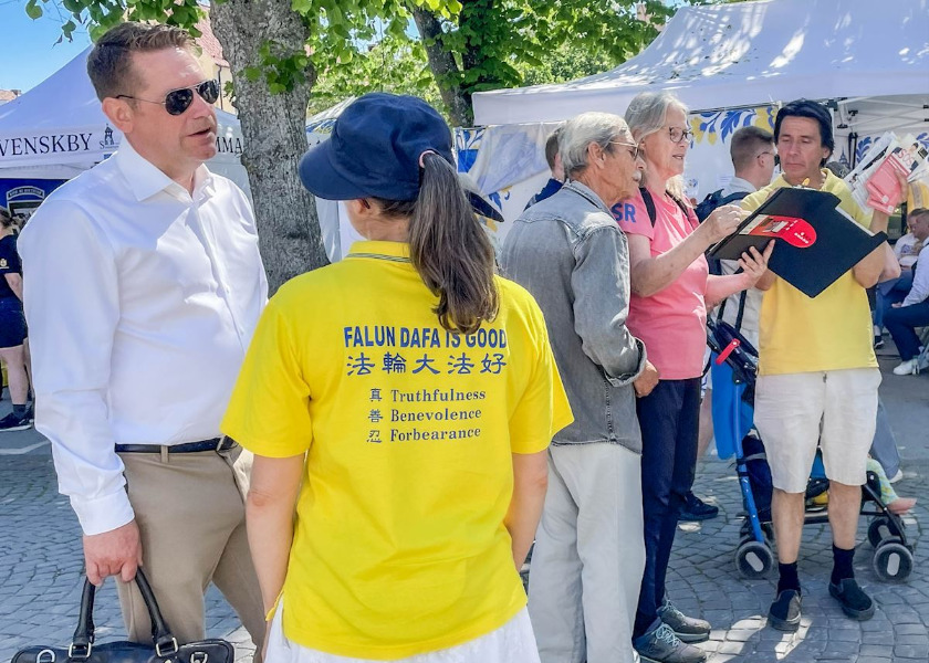 Image for article Visby, Suécia: Praticantes do Falun Gong obtêm apoio durante a Semana de Almedalen