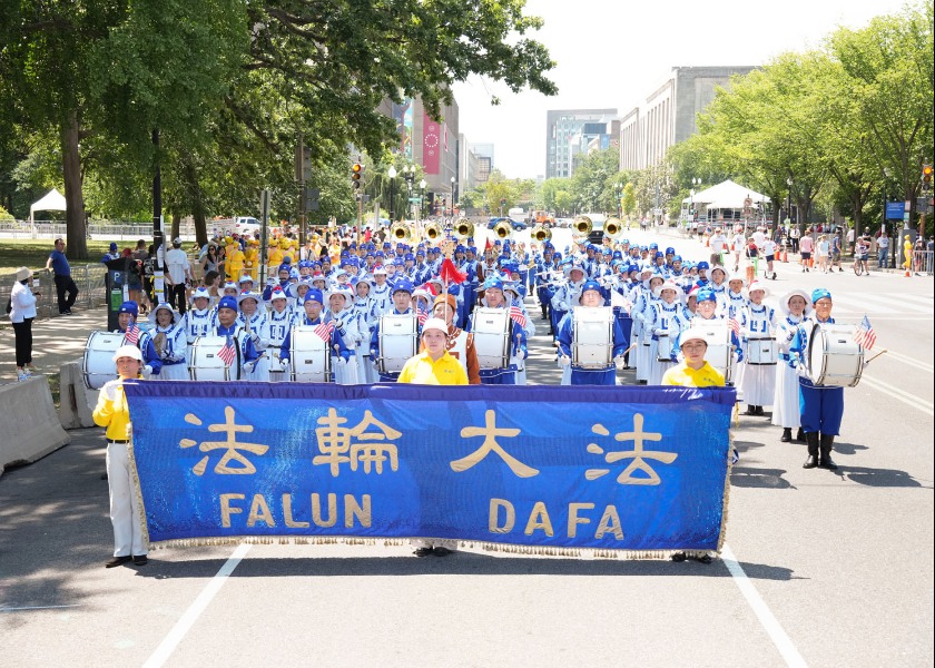 Image for article Washington DC: A Banda Marcial Tian Guo é elogiada por turistas durante as comemorações do 250º aniversário do país