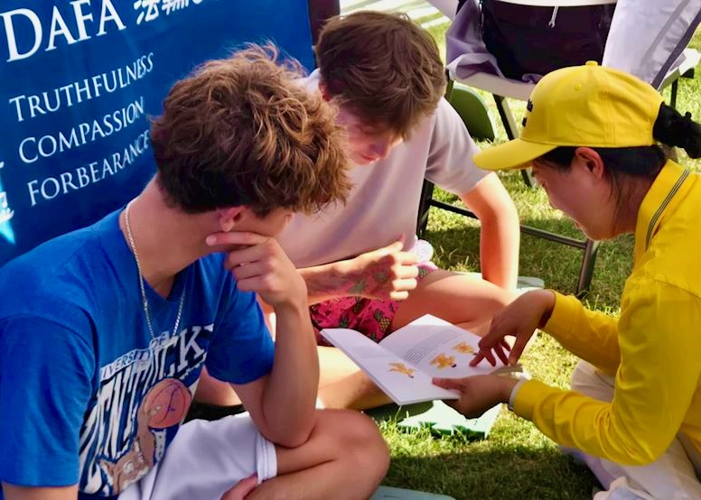 Image for article No Oswego Harborfest, em Nova York, visitantes aprendem sobre o Falun Dafa e a perseguição
