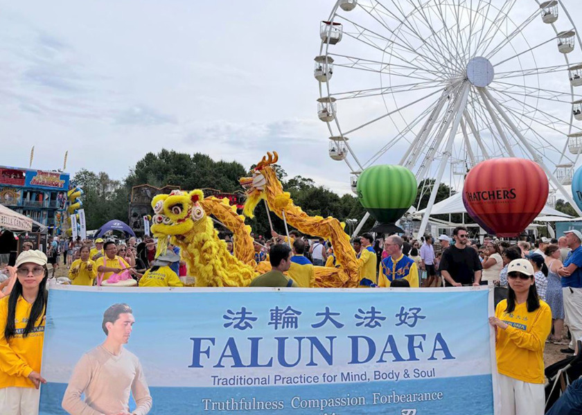 Image for article Bristol, Reino Unido: As pessoas conhecem o Falun Dafa no Festival de Balões