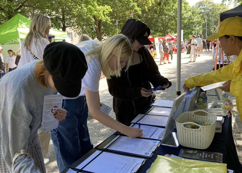 Image for article Finlândia: Participantes do festival assinam petição para acabar com a perseguição ao Falun Gong