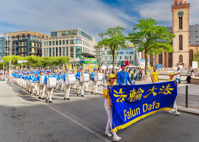 Image for article As pessoas demonstram solidariedade ao Falun Dafa em passeatas em Frankfurt, Alemanha