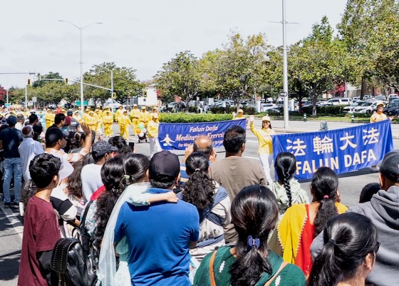 Image for article ​Fremont, Califórnia: O Falun Dafa é recebido com entusiasmo no desfile do Dia da Índia