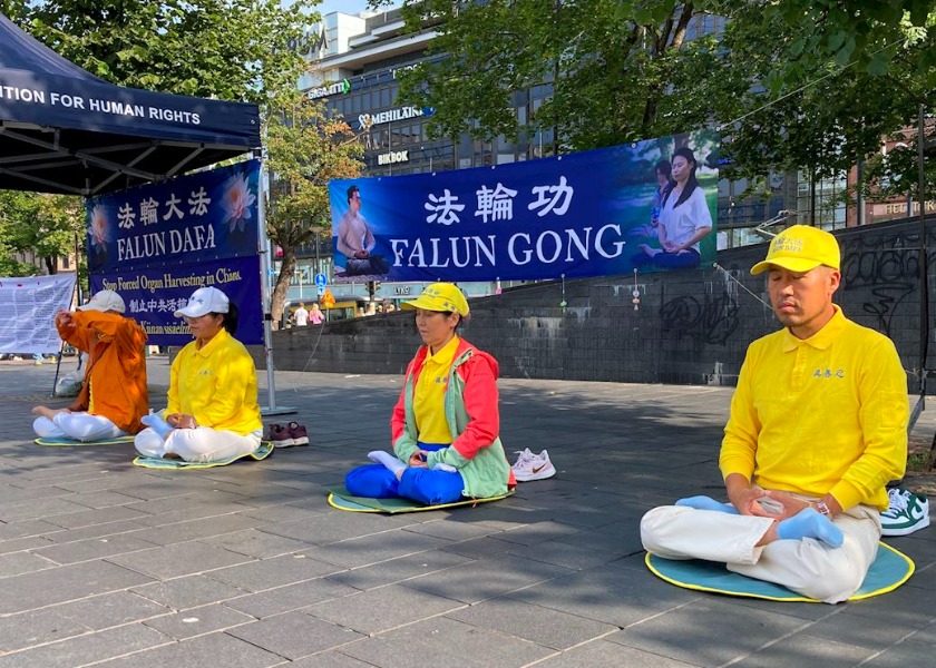 Image for article ​Pessoas tomam conhecimento da perseguição ao Falun Gong durante um evento em Helsinque.