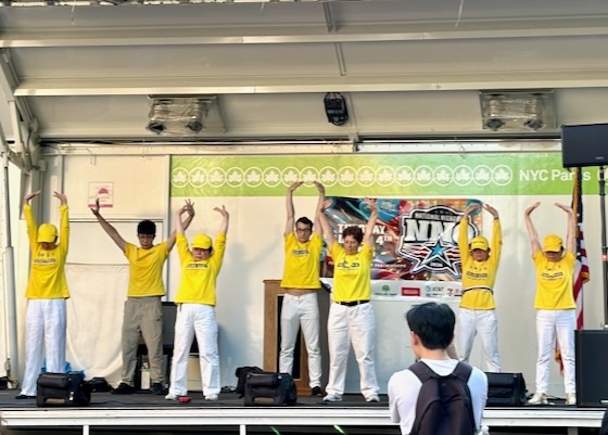 Image for article Manhattan, Nova York: Aprendendo sobre o Falun Dafa durante a Noite Nacional da Segurança Pública