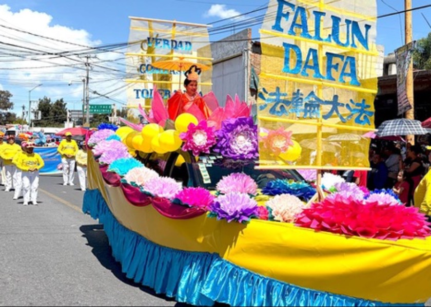 Image for article México: As pessoas dão as boas-vindas ao Falun Dafa no Desfile Huamantla Dahlia