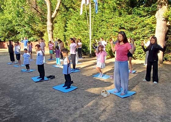 Image for article ​Pais satisfeitos com as mudanças positivas nos filhos após o acampamento de verão em Londres