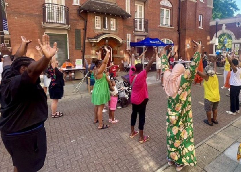 Image for article ​Moradores aprendem sobre o Falun Dafa durante dia de atividades comunitárias em Londres