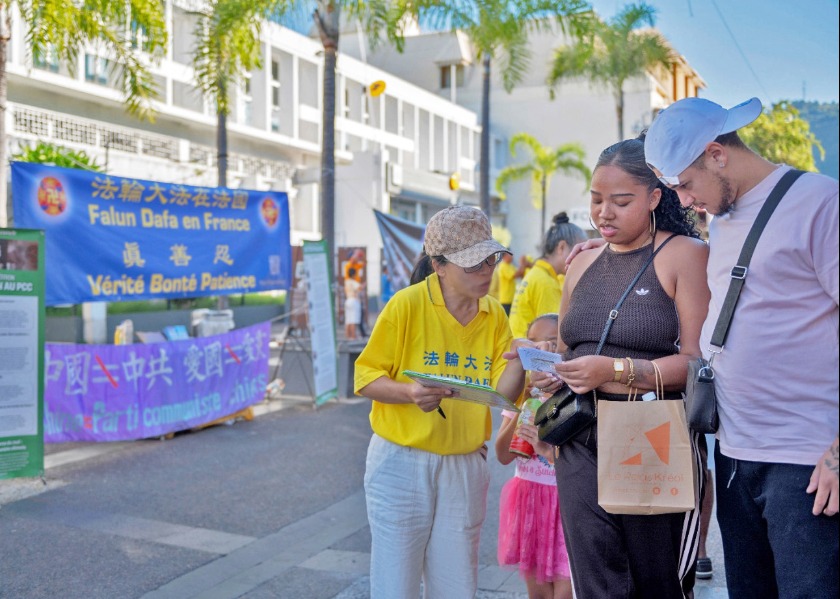Image for article As pessoas na Ilha da Reunião, França, demonstram apoio ao Falun Gong e pedem o fim da perseguição