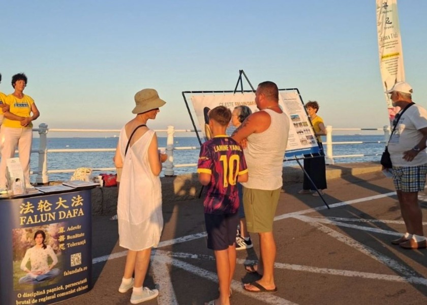 Image for article ​Os praticantes do Falun Dafa retornam ao litoral da Romênia para promover a conscientização sobre a perseguição