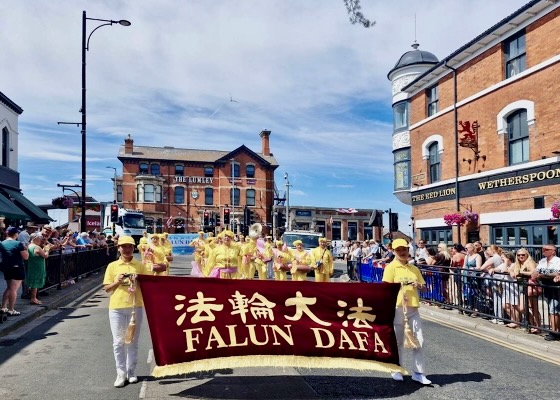Image for article Skegness, Reino Unido: O grupo do Falun Dafa recebe um prêmio no Beach Fest 2026