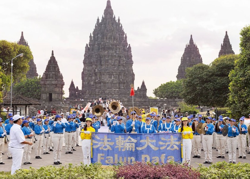 Image for article Os praticantes do Falun Dafa participam das comemorações do Dia da Independência
