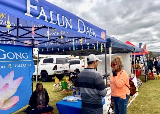 Image for article ​Pessoas elogiam o Falun Dafa em feira agropecuária na Austrália Ocidental